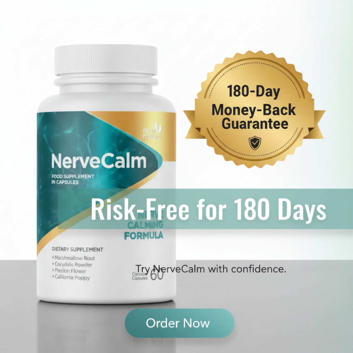 Um casal de idosos feliz caminhando na praia